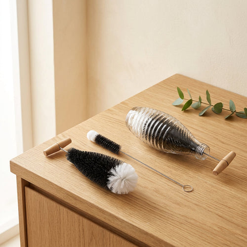 Goupillons à manche en hêtre sur fond crème